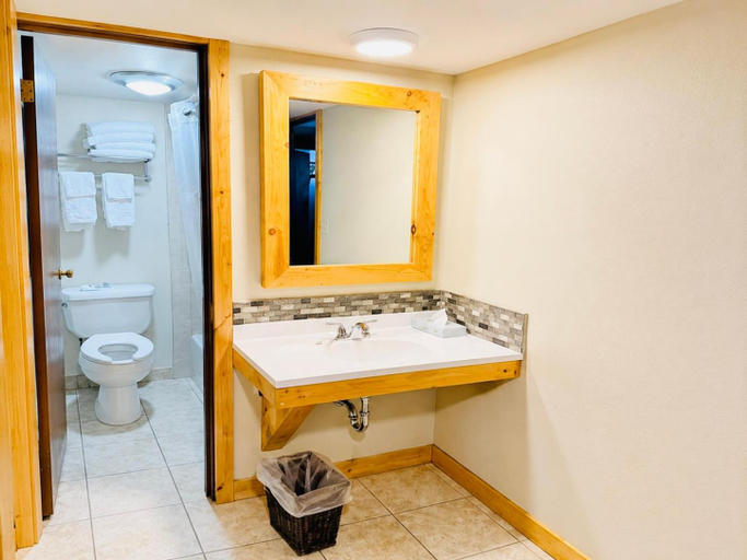 Bathroom 2, The Round Barn Lodge, Sauk