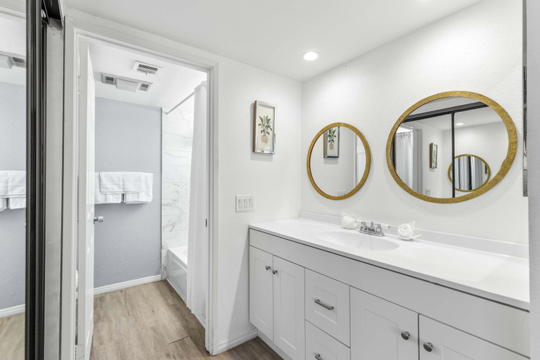 Room 3, South Cherokee in Palm Springs, Riverside