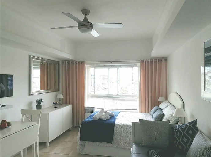 Room 2, Charming Studio Apartment With Pool Access in Central Gibraltar, Gibraltar