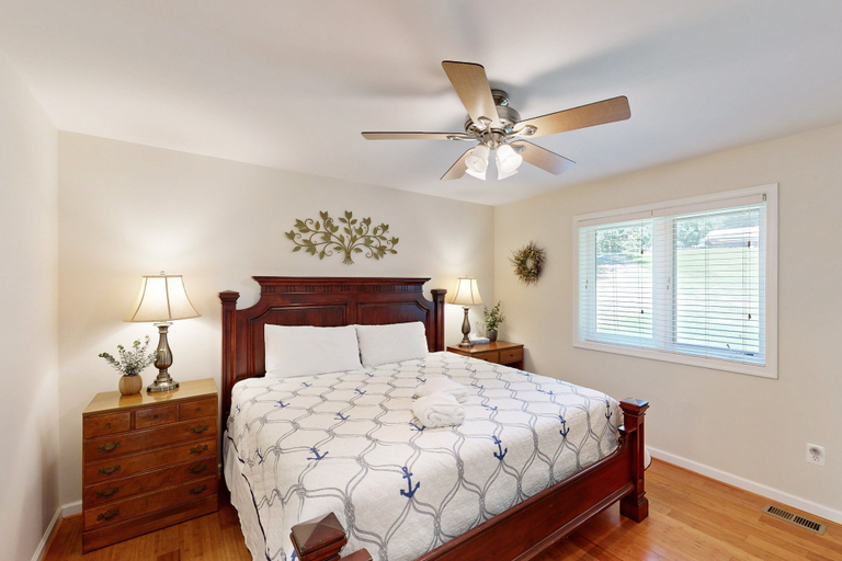 Room 2, Spacious pet Friendly House W/private Pool Table, Ping Pong Table & Free Wifi, Spotsylvania