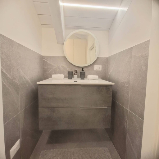 Bathroom 2, Modern Flat 1 Near the Swiss Border in Viggiù, Varese