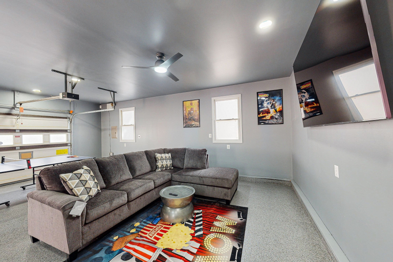 Living area 5, Lakefront Home With two Kitchens, a Dock, Firepit, & Pontoon, Louisa