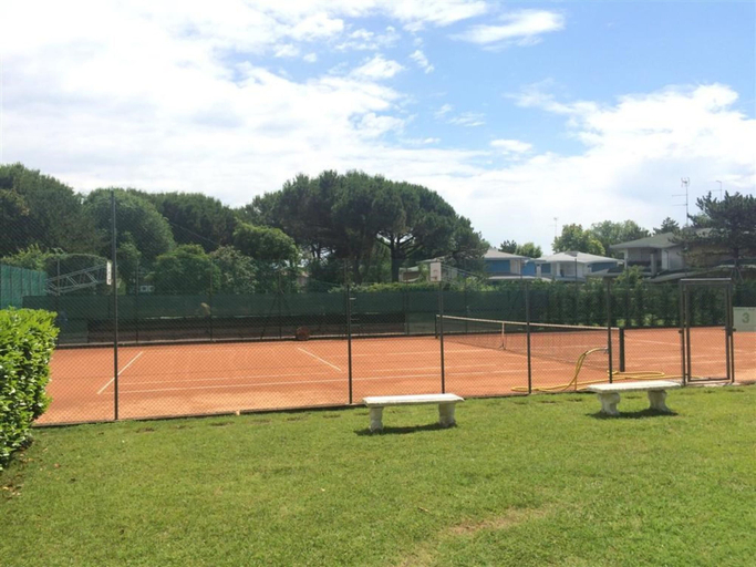 Sport court, Apartment With Terrace and Pool Access, Venezia