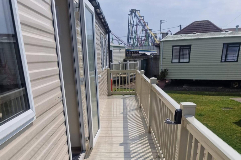 Property grounds, 3 Bed Caravan - Sleeps 8 - Free Parking, Lincolnshire