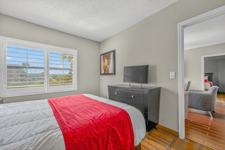 View from room, Scenic Lakeview Condo w Balcony and Resort Pools, Orange