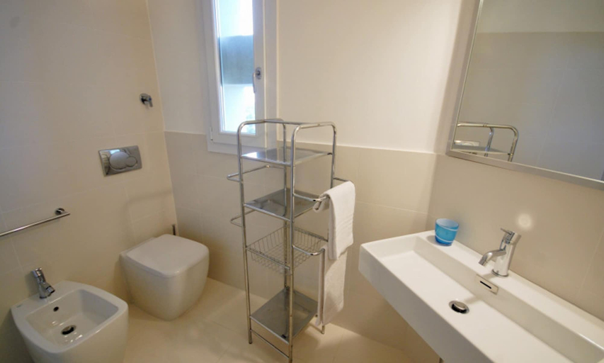 Bathroom 2, Bright sea View Apartment, Udine