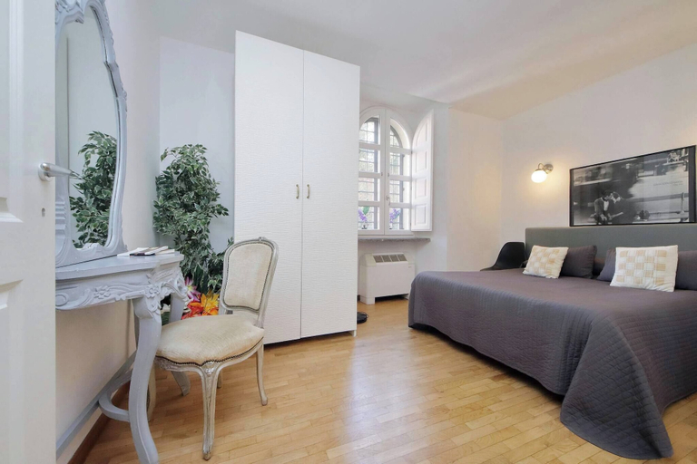 Room 4, Historic Center Rome Colosseum 2BR 2BA Metro, Rome