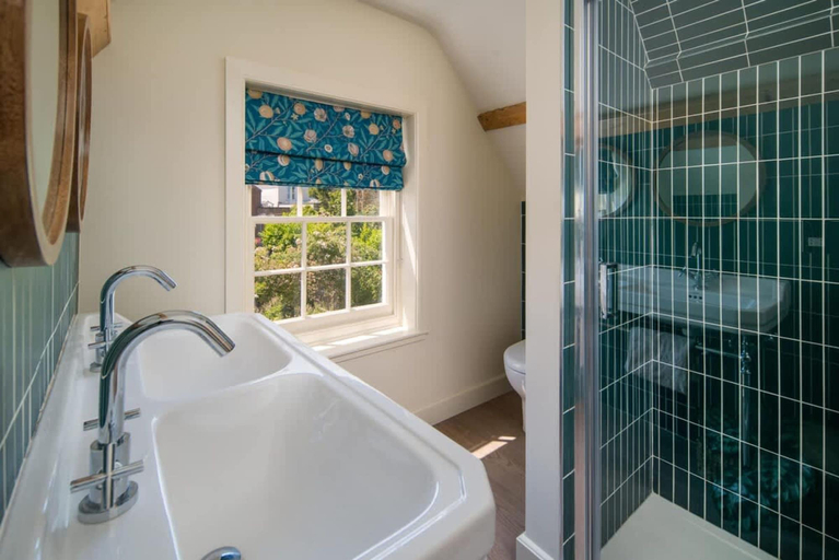 Room 2, Honeybee Cottage Elegant Old Town Sea Views, Isle of Wight