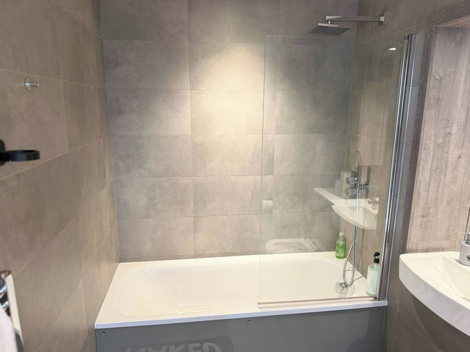 Bathroom 3, One Bedroom Flat With Balcony Views in Birmingham, Birmingham
