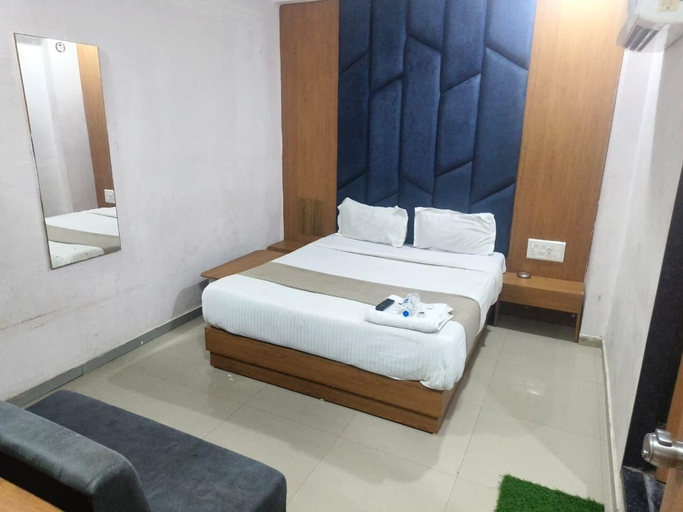 Room 5, HOTEL NEELKANTH PALACE MOTERA, Gandhinagar