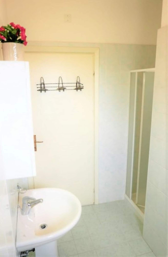 Bathroom shower, Seaside Escape in Bibione, Venezia