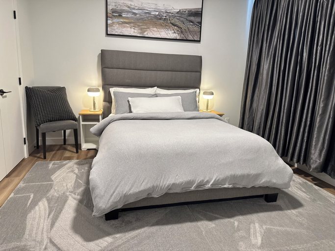 Room 2, Fivestar Inspired Private Suite- Downtown Access, Division No. 6