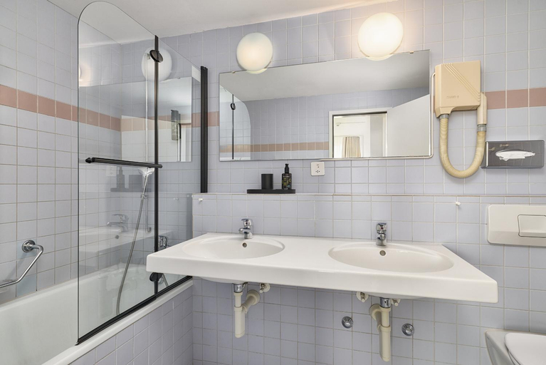 Bathroom 4, Hotel Merian, Basel