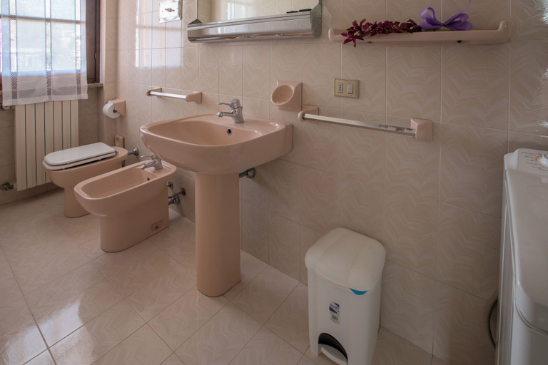 Bathroom 2, Spacious Villa With Breathtaking Views, Brescia