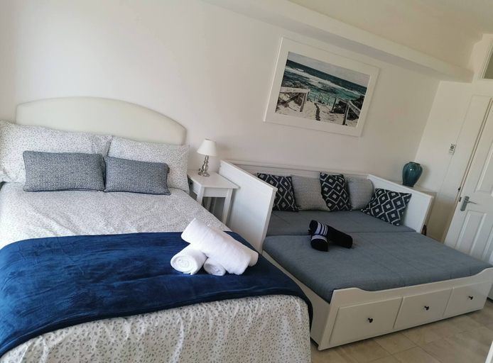 Room 4, Charming Studio Apartment With Pool Access in Central Gibraltar, Gibraltar