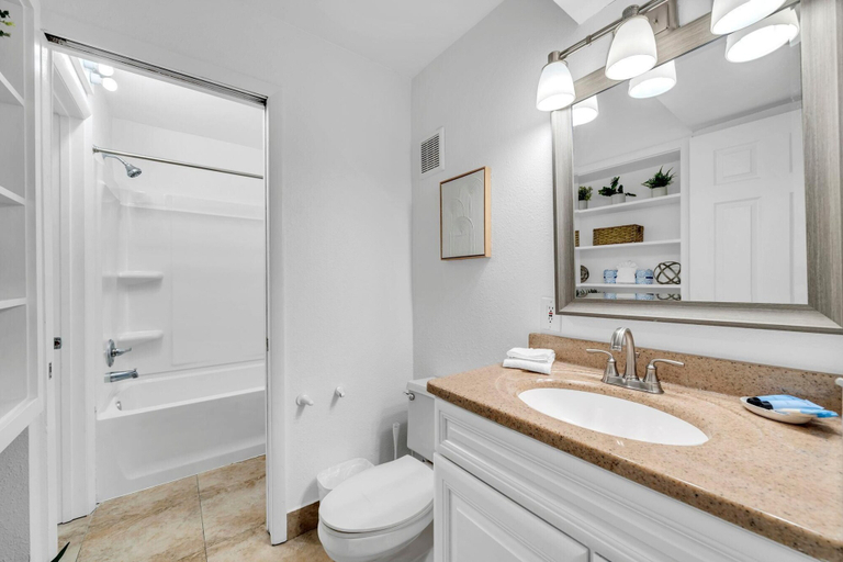 Bathroom 3, The Summit 525, Bay