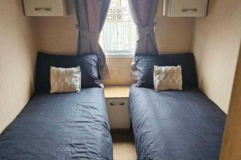 Room 3, 2-bed Caravan - Sleeps 6 - Pets - Beach Access, Lincolnshire