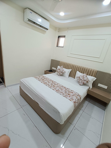 Room 3, Hotel Radhe Raas, Anand