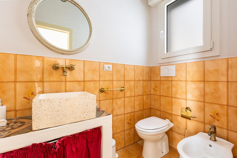 Bathroom 3, La Vecchia Grotta by BarbarHouse, Taranto