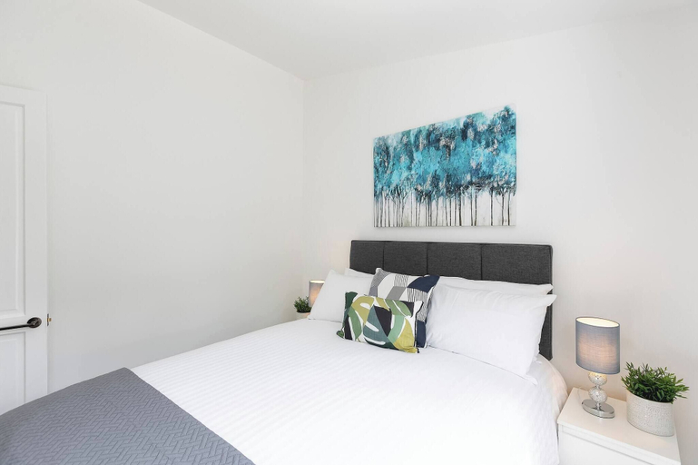Bedroom 3, Skyvillion - Lush 2 Bed Hydean Way House & Garden, Hertfordshire
