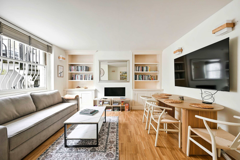 Room 2, Chelsea Modern - Stylish Hideaway, London