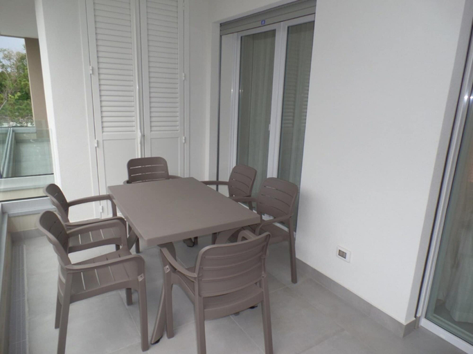 Outdoor dining, Wide Three-bedroom Flat in a Modern Residence, Venezia