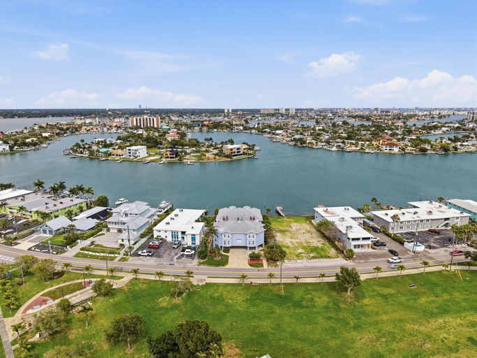 Exterior & Views 2, Amadeus 6, Pinellas