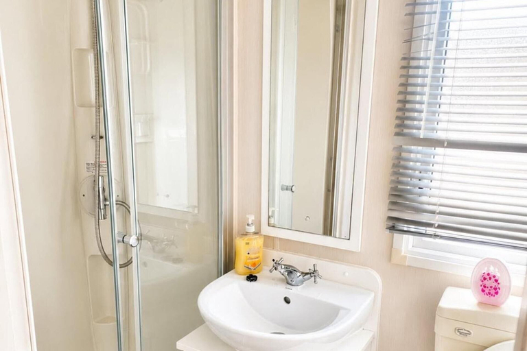 Bathroom 2, 3 Bed Caravan - Sleeps 8 - Free Parking, Lincolnshire