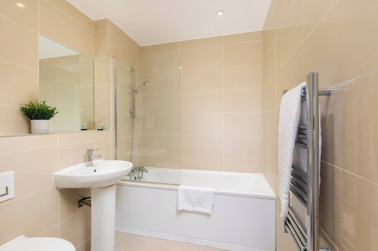 Bathroom 3, Skyvillion - Huge 4bed Apartment Wbalcony - Parking, London