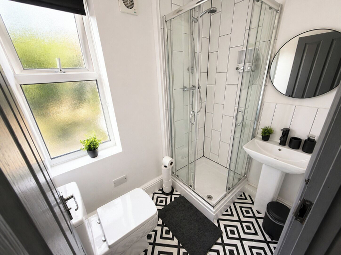 Bathroom 3, 6-bed House - Sleeps 11 - Garden - Parking, Sheffield