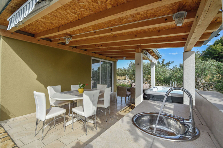 Courtyard 5, House Lila Jacuzzy, Marina