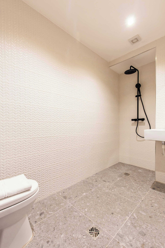 Bathroom 3, Palette Paris Tour Eiffel, Paris
