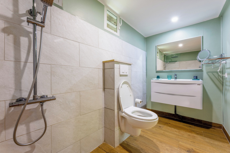 Bathroom 5, Fare Aute Beach