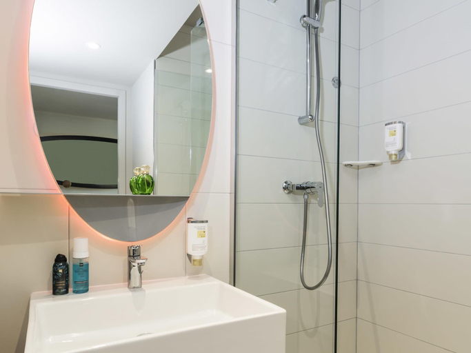 Bathroom 4, Aparthotel Adagio Access Palaiseau Saclay, Essonne