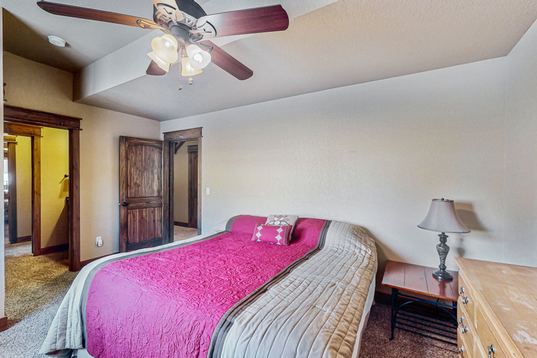 Room 4, Cozy Mountain Townhome With Deck, Jetted Tub, and Gas Fireplace, Larimer