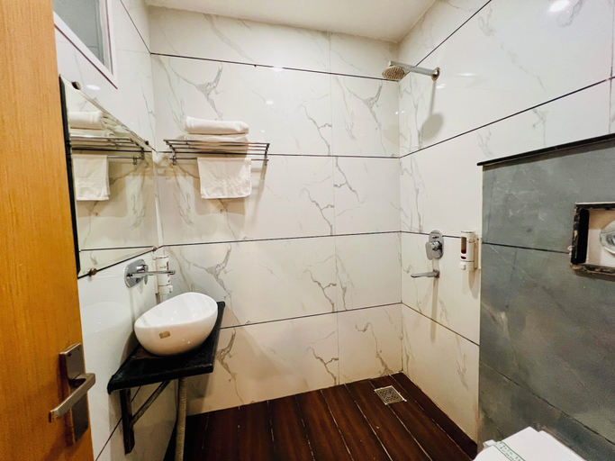 Bathroom 5, THE KING HAWK Nearby GOLDEN TEMPLE, Amritsar