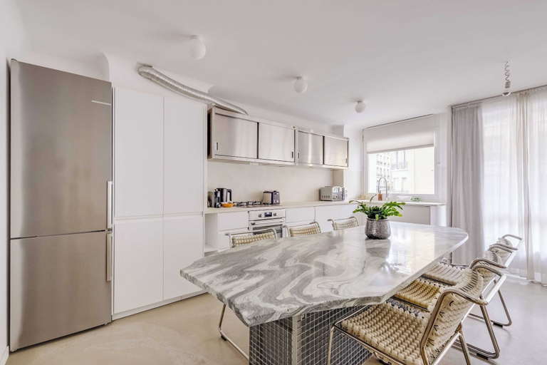 Private kitchen 3, Modern 1bdr/2p Flat With a Balcony - Menilmontant, Paris