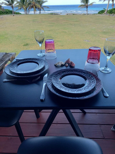 Outdoor dining, Kuki Beach Bach, Rorotonga