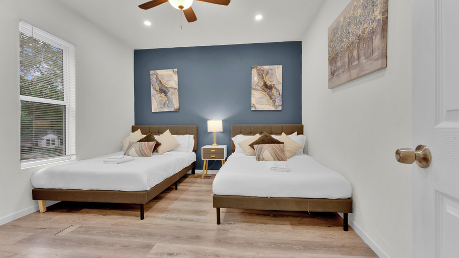 Room 3, Apartmint at N Bishop Ave Dallas, Dallas