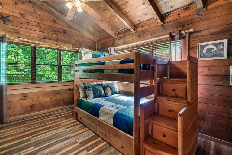 Room 3, Eagles Perch Pool Cabin, Sevier