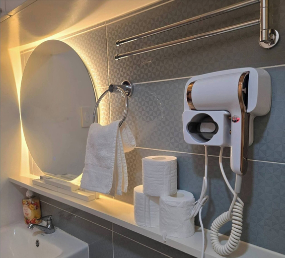 Bathroom 4, Stylish Condo Room in Iloilo City with Shared Pool, Iloilo City