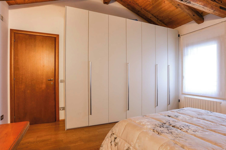 Room 2, Casa Fiera Treviso · 2-bed Apartment, Private Parking, 10 min to Centre, Treviso