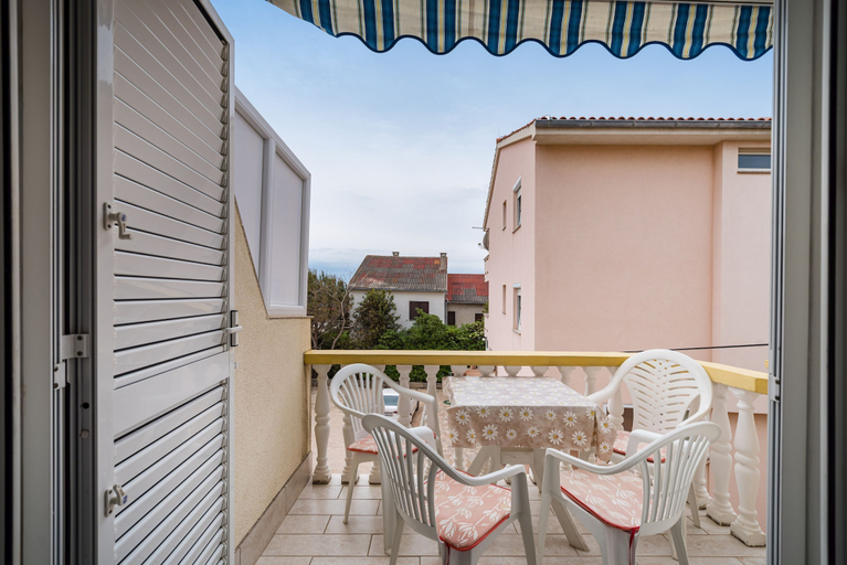 Others 2, Nice Apartment Silvia 2 for 4 Persons, Novalja