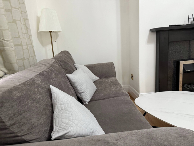 Living area 2, Urban Calm Spacious 3-bed Home With Free Parking, Rotherham
