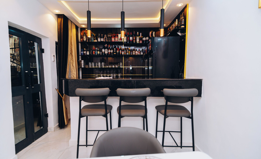 Food & Drinks 5, VHS VINCHEE SUITES II, Oshodi/Isolo