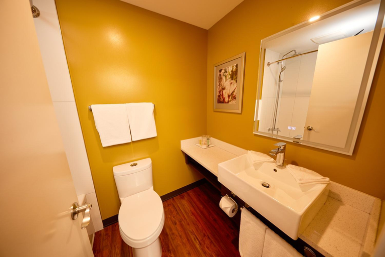Bathroom 4, Inn on the Harbour, Skeena-Queen Charlotte