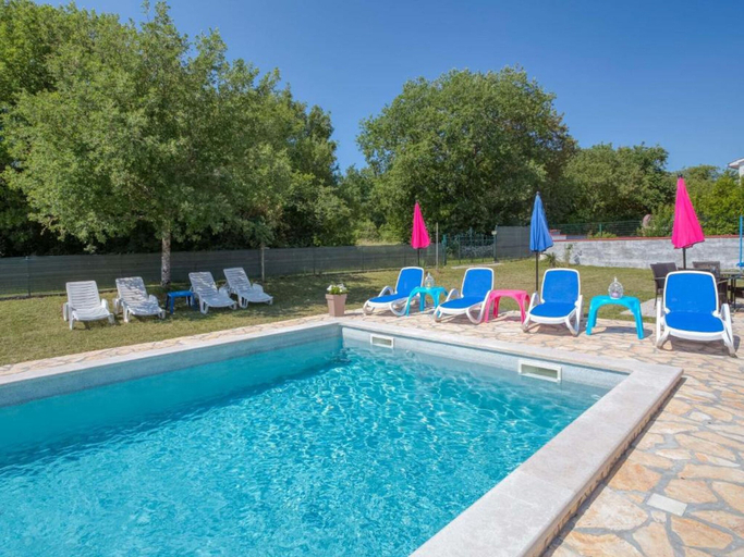 Pool 4, House House Lola, Raša