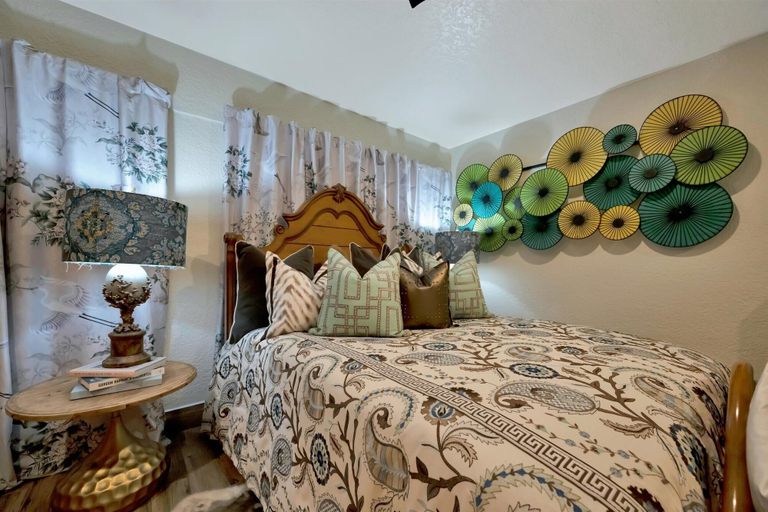 Room 5, Clifford Drive, Orange