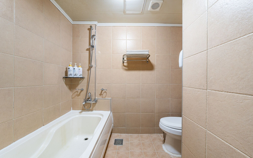 Bathroom 5, Gildong S Line, Gandong