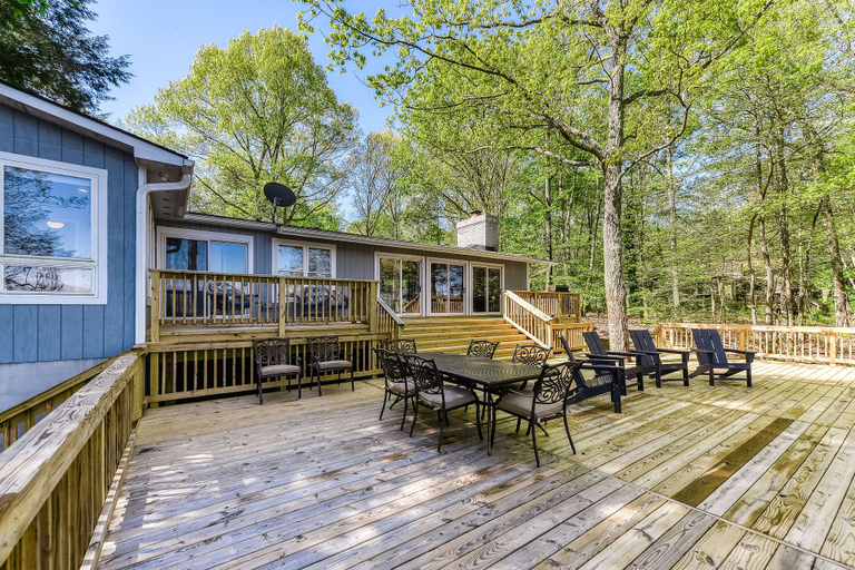 Outdoor dining 2, Secluded Lakefront Gem W/ Free Wifi, Two-level Deck, Private Dock & Great Views, Louisa